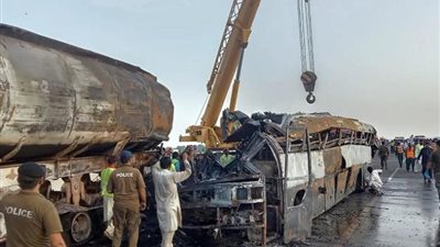 مصرع 20 شخصا إثر تصادم صهريج نفط بحافلة ركاب في باكستان 