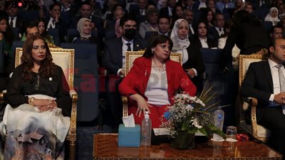 وزيرة الهجرة والكيانات المصرية بالخارج يقفون دقيقة حدادًا على أرواح شهداء كنيسة أبي سيفين