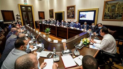 في أول اجتماع له.. وزير الصحة يوجه رؤساء القطاعات بتقديم خدمات طبية ملموسة