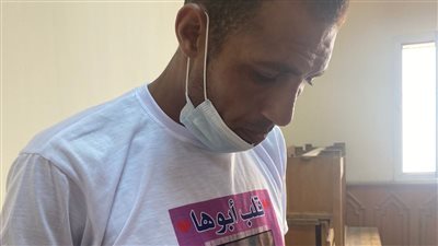 طابع صورة بنته على التيشيرت .. تعرف على السبب 