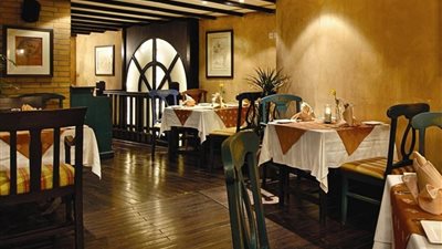 مطعم إيطالي شهير يمنع دخول الهاتف المحمول ويفرض ملابس تشبه الديكور