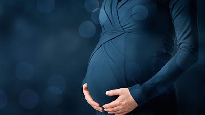 تتقيأ كثيرًا بسبب حملها.. عاملة حضانة تربح تعويضًا ربع مليون جنيه إسترليني بعد فصلها من عملها تعسفيًا