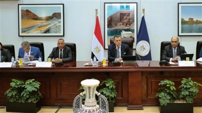وزير السياحة يعقد اجتماعًا موسعًا مع عدد من المستثمرين السياحيين لمناقشة الاستعدادات للموسم الشتوي