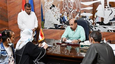 محافظ أسوان يستجيب لعلاج حالات إنسانية على نفقة الدولة وصرف إعانات مالية عاجلة وتجهيز عرائس