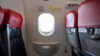 سأراكم في الجنة.. مسافر يثير الرعب على متن طائرة بعد محاولته فتح باب الطوارئ وسط صراخ الركاب