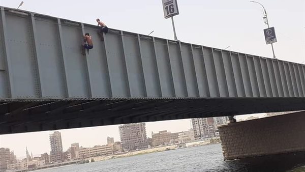 طفلان يقفزان في مياه