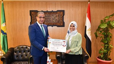 محافظ الفيوم يكرم الطالبة زينب أكرم الأولى على الجمهورية بالثانوية العامة 