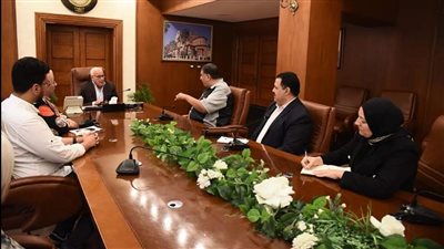 محافظ بورسعيد يبحث مع الشباب سبل تطوير التعليم الفني.. ويؤكد: هناك فرص للعمل بالكيانات الاقتصادية العملاقة 