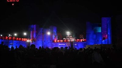 بث مباشر | توافد الجمهور على حفل افتتاح مهرجان القلعة في دورته الـ 30