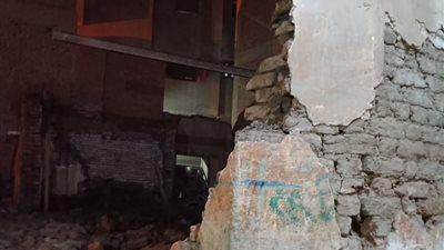 رفع آثار انهيار جزئى بدار مناسبات قديمة بمدينة بنها | فيديو 