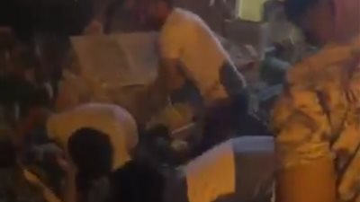 خروج مصابة من المستشفى جراء حادث انهيار جزئى بدار مناسبات قديمة بمنطقة كفر الجزار ببنها