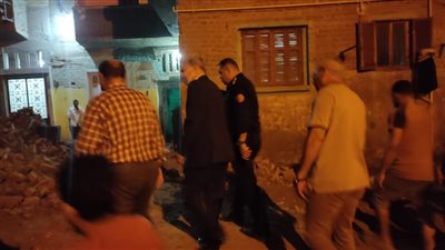 محافظ القليوبية يتفقد موقع انهيار سور لدار مناسبات بكفر الجزار بمدينه بنها