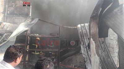 انتداب الأدلة الجنائية لمعاينة حريق في مطعم شهير للمأكولات بالمحلة 