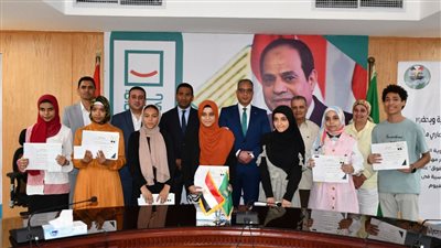 محافظ الفيوم يكرم أوائل الشهادات الإعدادية والثانوية: واصلوا مشوار التفوق