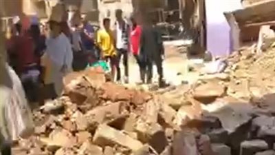 بينهم طفل.. مصرع وإصابة 3 أشخاص في انهيار مضيفة قديمة ببنها | بث مباشر