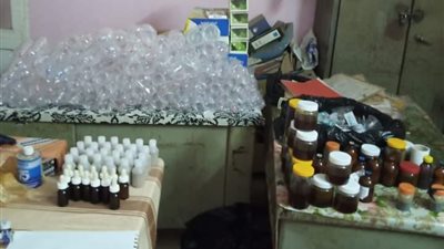 طبيب مزيف.. تفاصيل ضبط مدرس يدير عيادة بسوهاج | صور