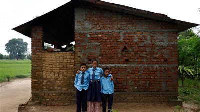 تخلت عن عملها كخادمة.. نيبالية تسعى للتعلم فتعود إلى المدرسة مرة أخرى مع نجلها