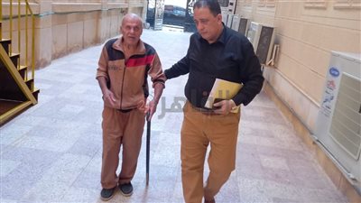 فريق التدخل السريع ينقذ مسنًا كفيفًا بلا مأوى في الغربية | صور