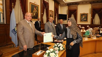 محافظ القاهرة يسلم عقود 30 كشكا حضاريا أسفل محور شينزو آبي