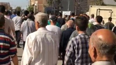 المئات يشيعون جثمان صبي انهار عليه سور مضيفة قديمة بالقليوبية | بث مباشر 