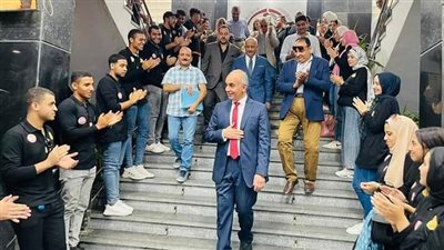 في آخر يوم عمل.. طلاب وأعضاء هيئة التدريس ينظمون ممرًا شرفيًا لـ رئيس جامعة الزقازيق | صور