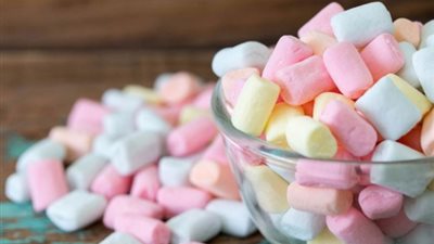 مفاجأة| عضو شعبة المواد الغذائية: مادة الخنافس تستخدم في صناعة المارشملو ومستحضرات التجميل