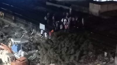 التصريح بدفن شاب توفي أسفل عجلات قطار أبو قير مقيدًا بالجنازير في الإسكندرية 