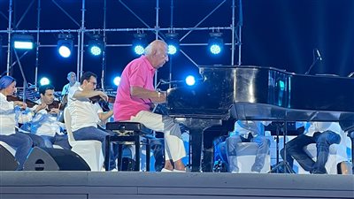 تفاعل جماهيري كبير.. عمر خيرت يشعل حفله بنورث سكوير العلمين | صور