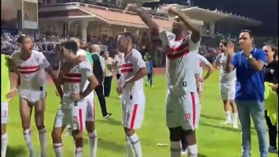شيكابالا يرقص مع جماهير الزمالك احتفالًا بالفوز على فاركو والاقتراب من تحقيق لقب الدوري | بث مباشر