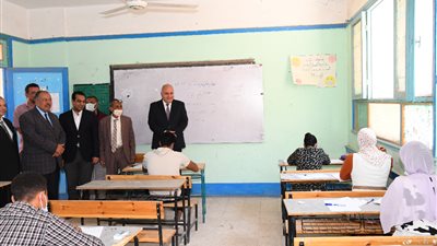 محافظ قنا يتفقد لجنة امتحانات الدور الثاني للثانوية العامة بـ قوص