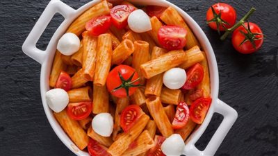 وصفات مكرونة سهلة وسريعة.. 3 طرق بالصلصة الحمراء والصوص الأبيض
