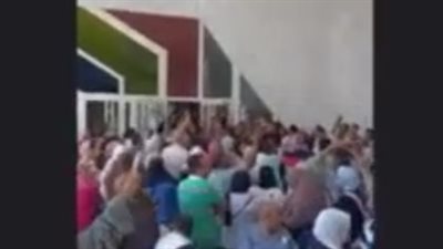 تزاحم أولياء أمور طلاب الثانوية العامة داخل مقر الاطلاع على التظلمات.. والتعليم تعلق