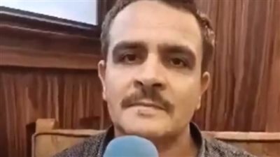 مدير مستشفى يقبل يد معلمته: دي أمي وليها الفضل في بناء شخصيتي وأني أكون دكتور | بث مباشر