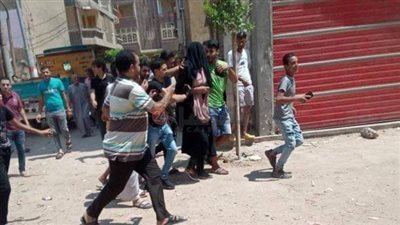 القبض على شخص تخفى في ملابس نسائية بالمحلة.. والأهالي يلقنونه علقة ساخنة