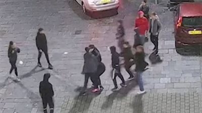 والدة 3 ضباط.. سيدة تنقذ مواطنا من عصابة كانت تبرحه ضربًا بعد ضربها لهم جميعًا ببريطانيا | فيديو