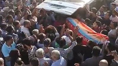 انهيار وإغماء والدة الشاب المنتحر بحبوب الغلة أثناء تشييع جثمانه بالبحيرة | بث مباشر