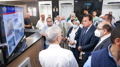 خلال تفقده لمستشفى شرق المدينة.. وزير الصحة يوجه بزيادة مساحة صيدلية الطوارئ