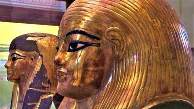 من مادة الذهب.. المتحف المصري بالتحرير يلقي الضوء على قناعي يويا وتويا | صور 