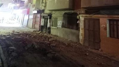 إصابة شخص وتهشم تروسيكل بسبب انهيار بلكونة منزل بالمحلة