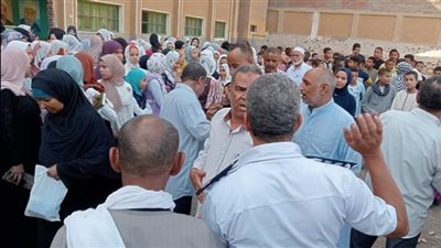 زحام وتكدس الطلاب بالإدارات التعليمية الأزهرية بأسيوط للتحويل من التربية والتعليم | صور وفيديو 