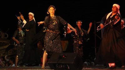 علي نغمات السمسمية البورسعيدية.. محافظ دمياط تشهد احتفالات صيف بلدنا 2 برأس البر