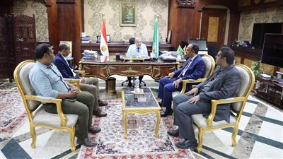 محافظ المنيا يبحث مع مدير فرع هيئة التأمين الصحي الجديد آلية تحسين الخدمات الطبية للمواطنين