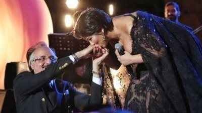 شيرين عبد الوهاب تقبل يد طبيبها في حفل مهرجان قرطاج: ده الدكتور اللي عالجني بجد| فيديوجراف
