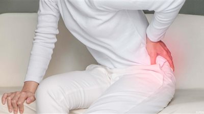 الوخز المستمر وضعف الساقين.. كيف يمكن تخفيف أعراض عرق النسا؟
