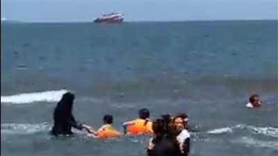 مصدر الرزق والمرح.. شاطئ الغلابة ببورسعيد قبلة الصيادين والمصطافين | فيديو