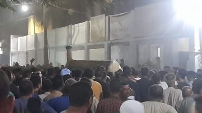 المئات يشيعون شابا لقي مصرعه أثناء المشاركة في إخماد حريق بسوهاج | صور