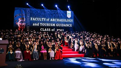 جامعة مصر للعلوم والتكنولوجيا تنظم حفلًا لتخريج دفعة جديدة من كلية الآثار | صور