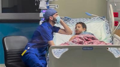 يستمع لحكاياتها.. ممرض يخطف الأنظار أثناء رعاية طفلة مصابة بـالسرطان: قالتلي نيمني في حضنك