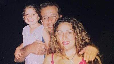 خلافات عائلية.. القصة الكاملة لـ عتاب زوجة شريف منير لابنتيها