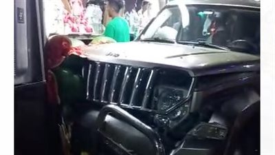 إصابة شخص في تصادم سيارتين بمحل فاكهة بشارع المنيل بالقاهرة | فيديو